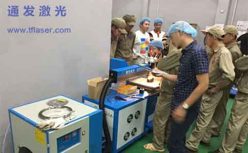 通發(fā)激光為客戶調(diào)試激光設(shè)備